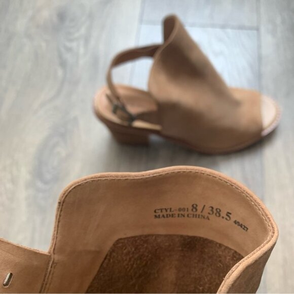 Chinese Laundry Caleb Suede Stacked Heel Sandals Brass Buckle Nude Size 8 - Picture 14 of 15